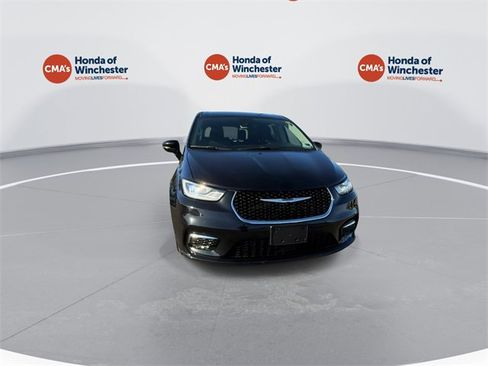 Used 2024 Chrysler Pacifica Touring-L image 3