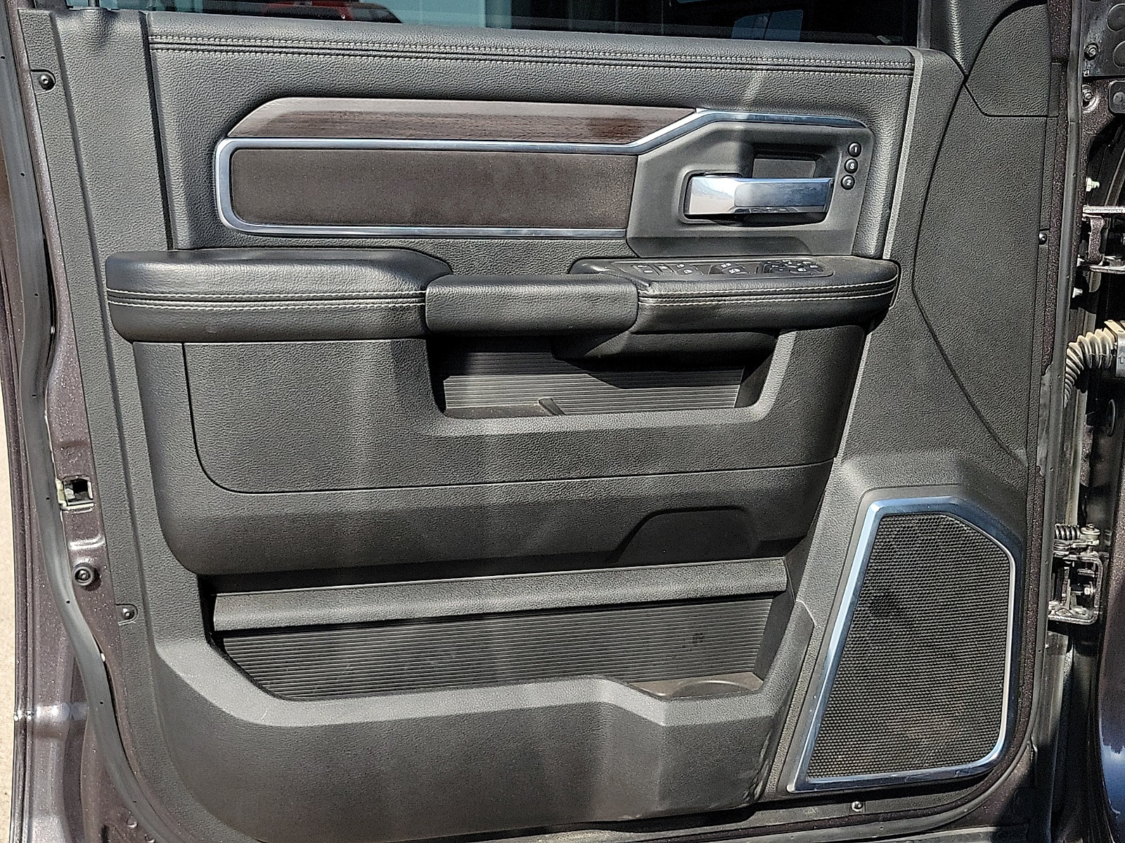 Used 2025 RAM 3500 Laramie AWD/4WD image 11
