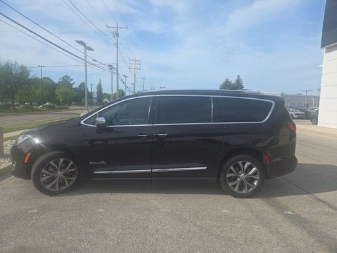 Used 2018 Chrysler Pacifica Limited w/ Tire & Wheel Group FWD image 4