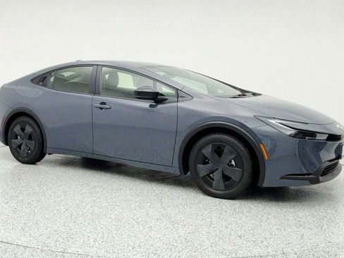 Used 2025 Toyota Prius LE image 3