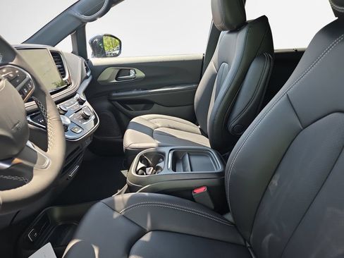 New 2027 Chrysler Pacifica Select AWD/4WD image 12