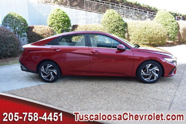 Used 2025 Hyundai Elantra Limited FWD image 13