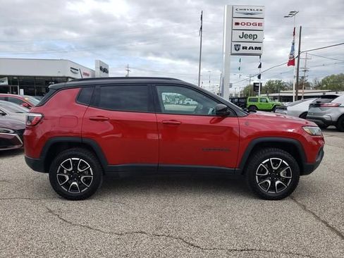 Used 2025 Jeep Compass Trailhawk AWD/4WD image 2