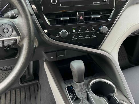 Used 2021 Toyota Camry LE image 25