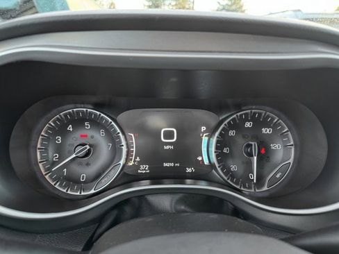 Used 2023 Chrysler Pacifica Touring-L image 13