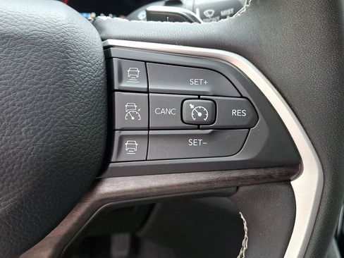 Certified 2023 Jeep Grand Cherokee Limited w/ Black Appearance Package AWD/4WD image 23