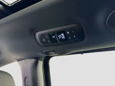 Used 2026 Chrysler Pacifica Limited FWD image 27