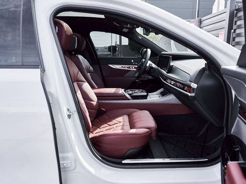 Used 2025 BMW 760i xDrive w/ Premium Package image 25