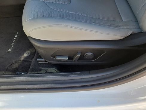 Used 2025 Hyundai Elantra Limited image 11