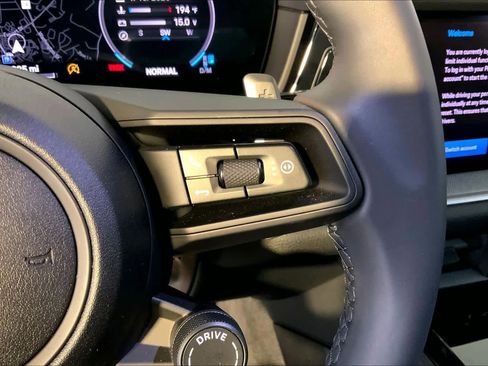 Used 2025 Porsche Cayenne image 28