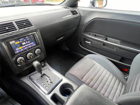 Used 2014 Dodge Challenger SXT RWD image 19