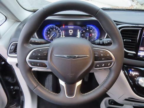 Certified 2024 Chrysler Pacifica Touring-L image 4