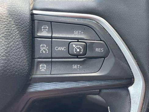 Used 2025 Jeep Grand Cherokee Altitude RWD image 21