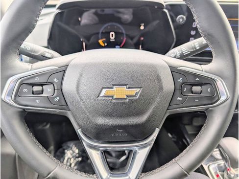 Used 2025 Chevrolet Trax LT w/ LT Convenience Package image 18