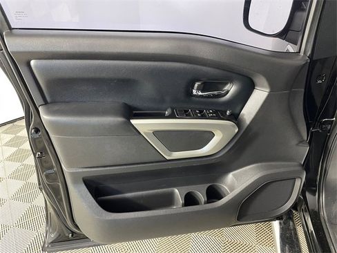 Used 2017 Nissan Titan SV image 15