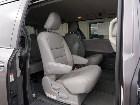 Used 2016 Toyota Sienna XLE image 25
