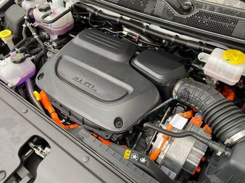 Used 2025 Chrysler Pacifica Premium image 13