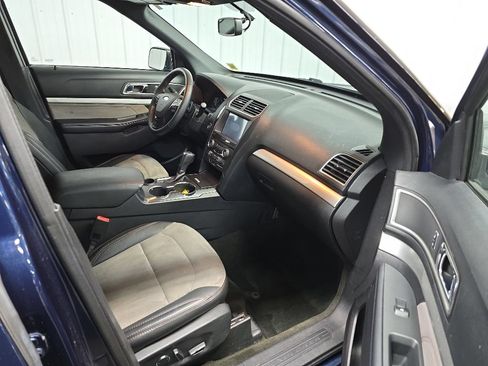 Used 2017 Ford Explorer XLT w/ Equipment Group 202A FWD image 15