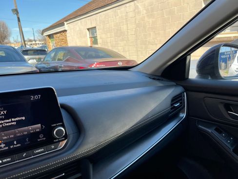 Used 2025 Nissan Rogue SV image 37