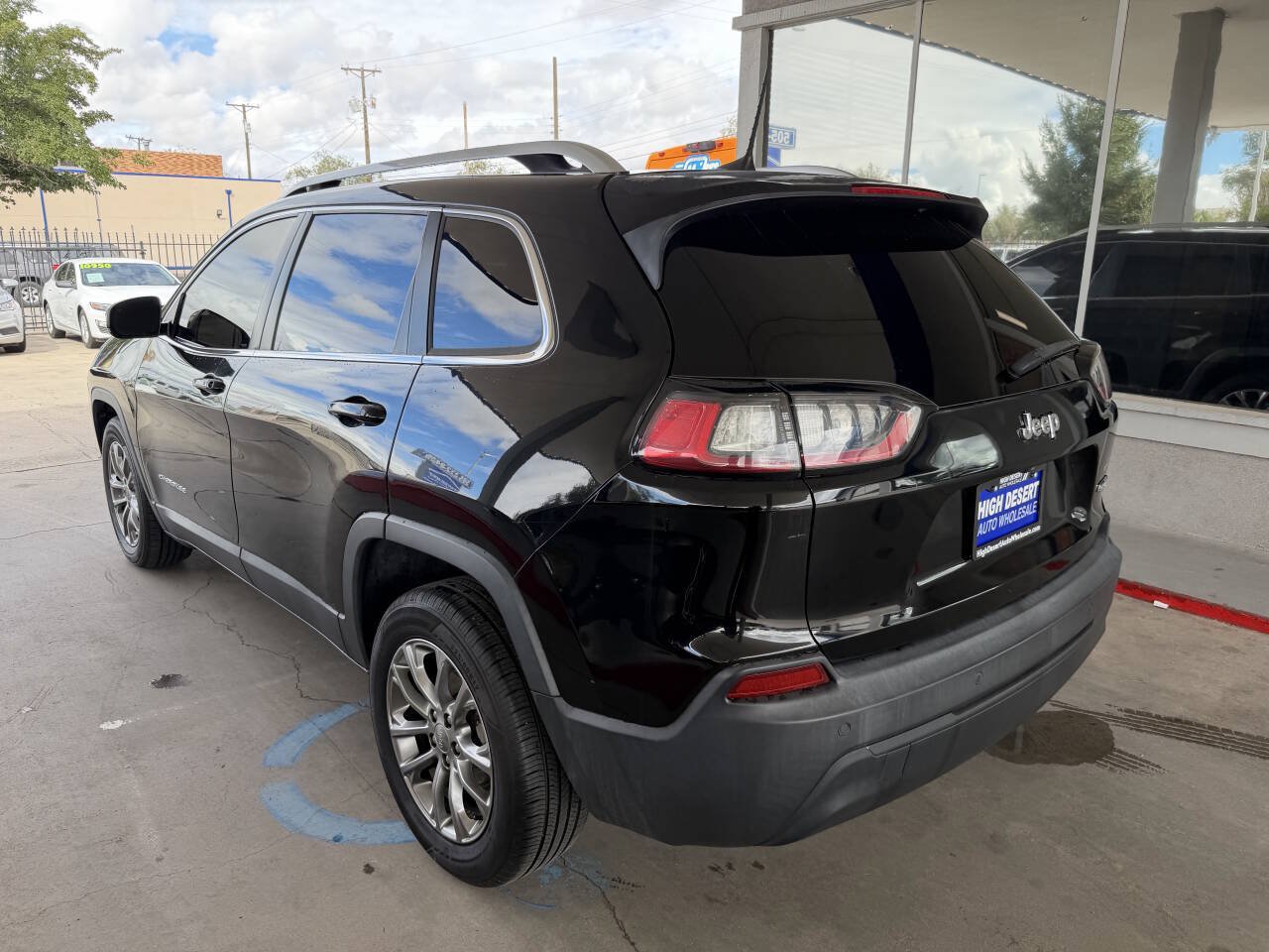Used 2019 Jeep Cherokee Latitude Plus w/ Comfort/Convenience Group FWD image 4