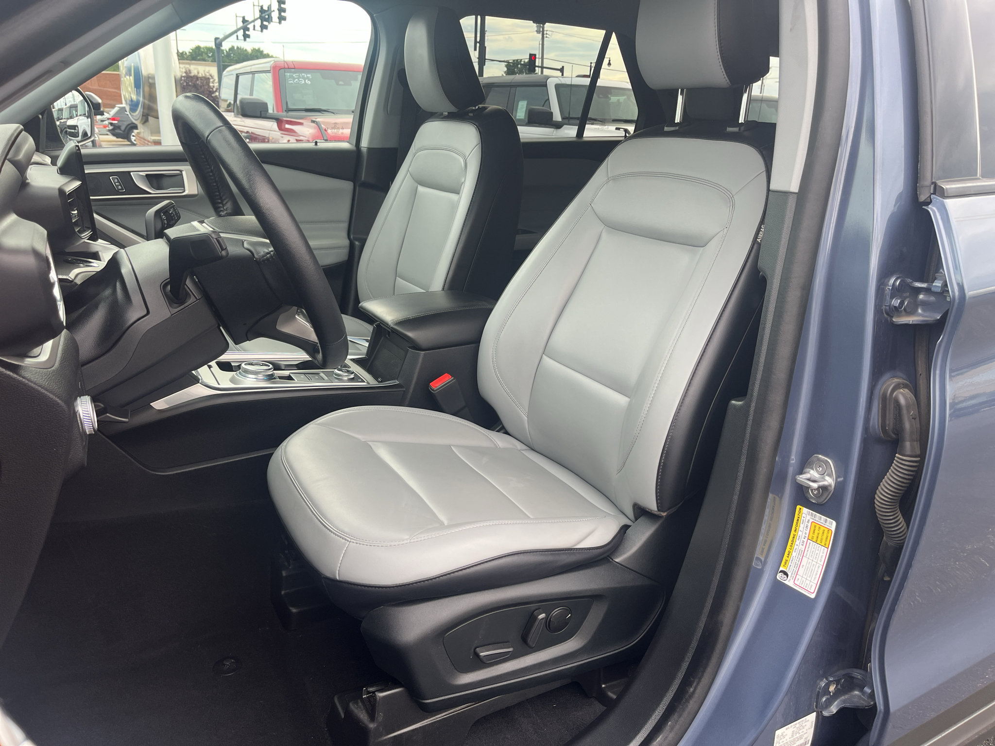 Used 2021 Ford Explorer XLT w/ Equipment Group 202A AWD/4WD image 15