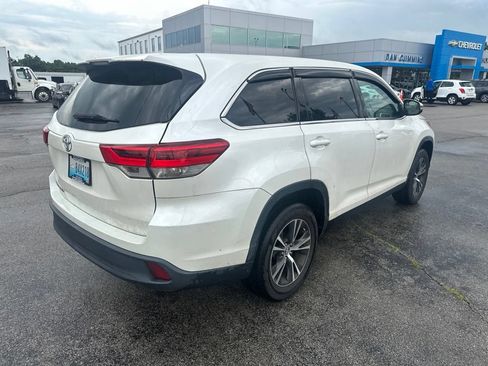 Used 2019 Toyota Highlander LE FWD image 3