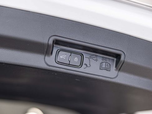 Used 2021 Ford Explorer XLT AWD/4WD image 16