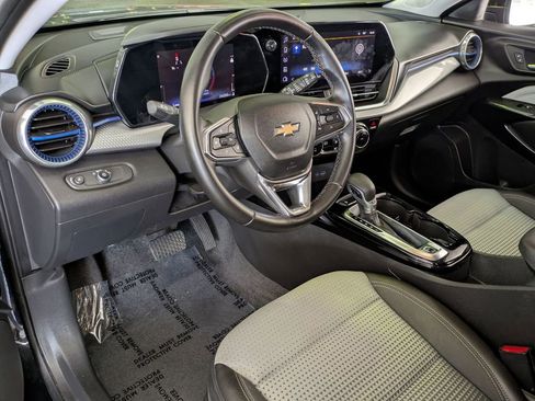 Used 2025 Chevrolet Trax LT w/ LT Convenience Package FWD image 14