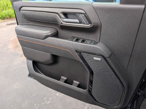 Used 2025 GMC Sierra 2500 AT4 w/ AT4 Premium Plus Package AWD/4WD image 13