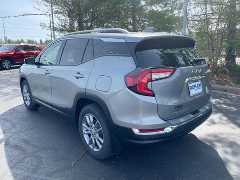 Used 2023 GMC Terrain SLT image 3
