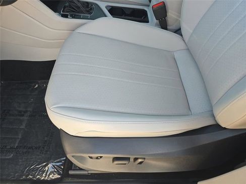 Used 2022 Volkswagen Tiguan SE FWD image 16