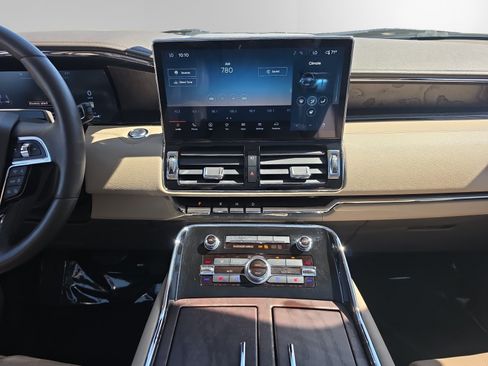 Used 2024 Lincoln Navigator Premiere AWD/4WD image 11