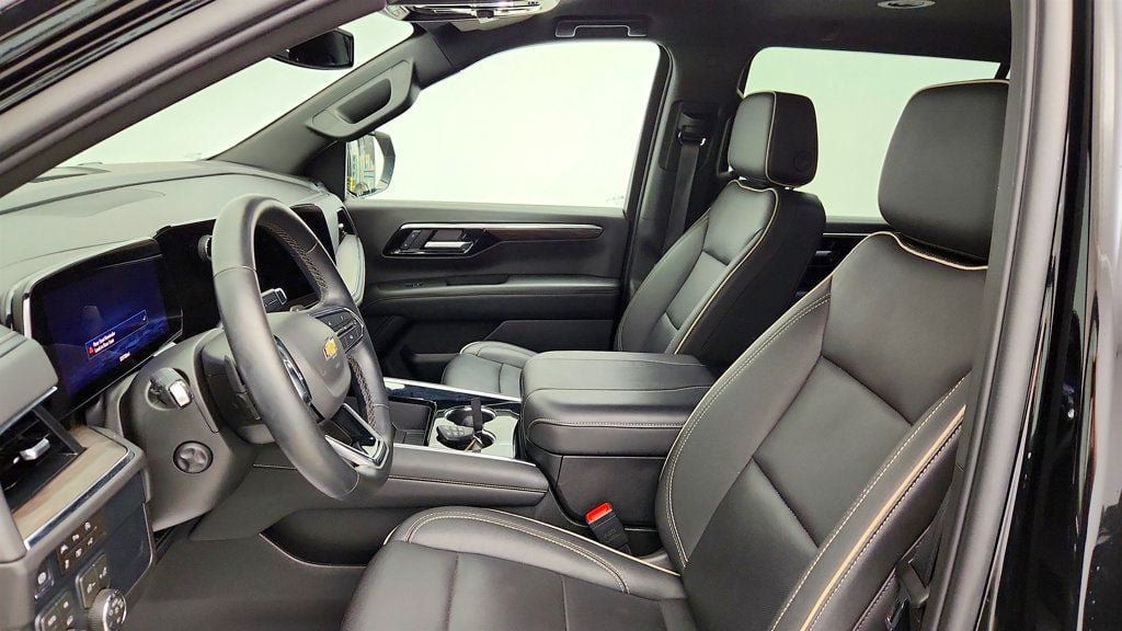 Used 2026 Chevrolet Suburban Premier AWD/4WD image 18