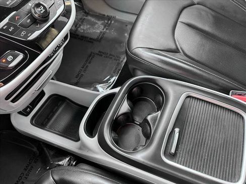 Used 2023 Chrysler Pacifica Touring-L image 17