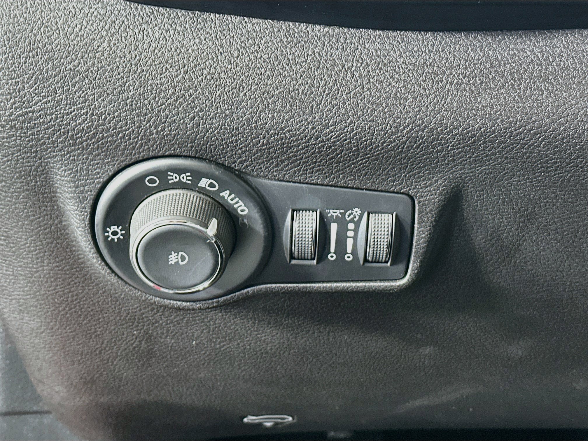 Used 2025 Jeep Compass Latitude AWD/4WD image 17