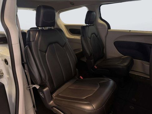Used 2023 Chrysler Pacifica Touring-L FWD image 34