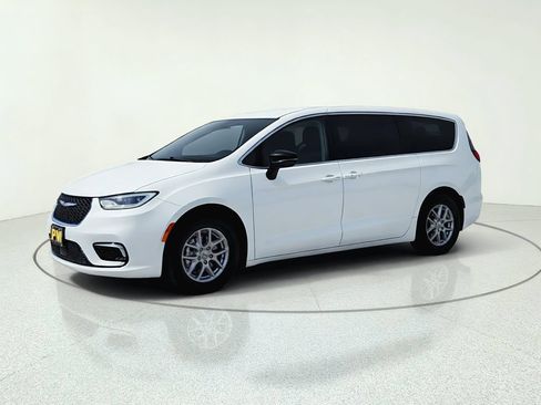 Used 2024 Chrysler Pacifica Touring-L FWD image 4
