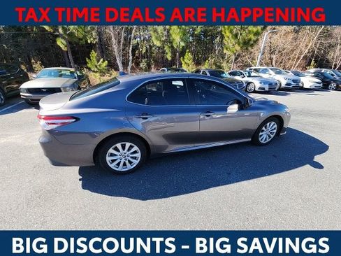 Used 2019 Toyota Camry LE image 12