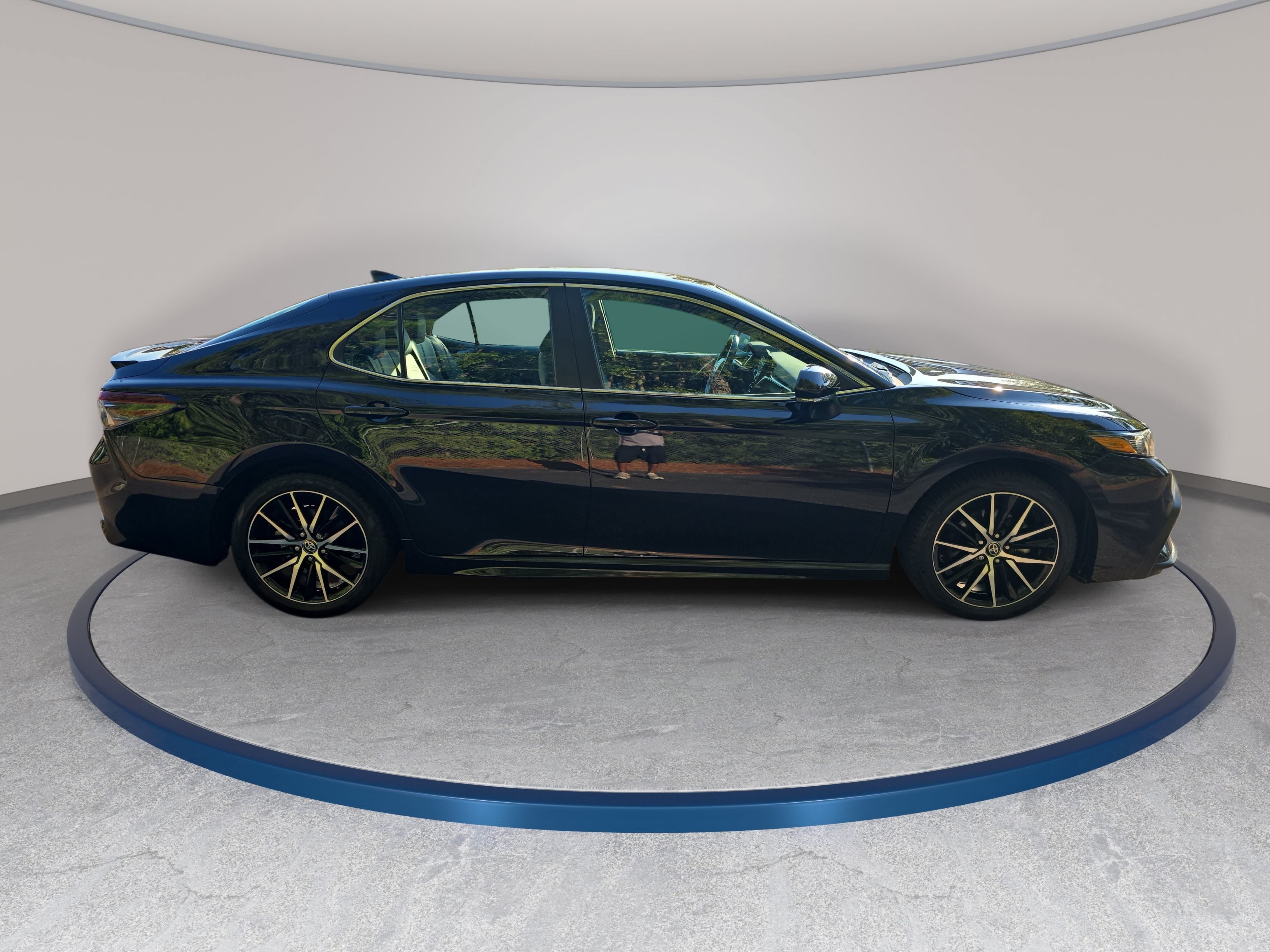 Used 2024 Toyota Camry SE w/ Convenience Package FWD image 4