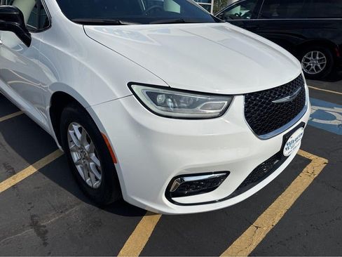 Used 2025 Chrysler Pacifica Select FWD image 6
