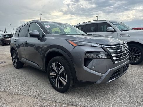 Used 2025 Nissan Rogue SL FWD image 3
