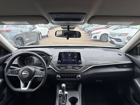 Used 2025 Nissan Altima 2.5 SV FWD image 32