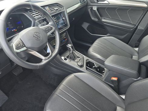 Used 2023 Volkswagen Tiguan SE AWD/4WD image 9