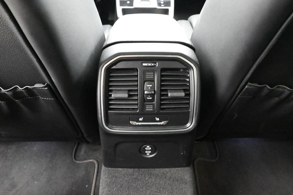 Certified 2024 Porsche Macan AWD/4WD image 17