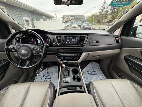 Used 2017 Kia Sedona LX w/ LX Essentials Premium Package FWD image 17