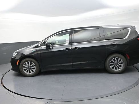 Used 2023 Chrysler Pacifica Touring-L image 4