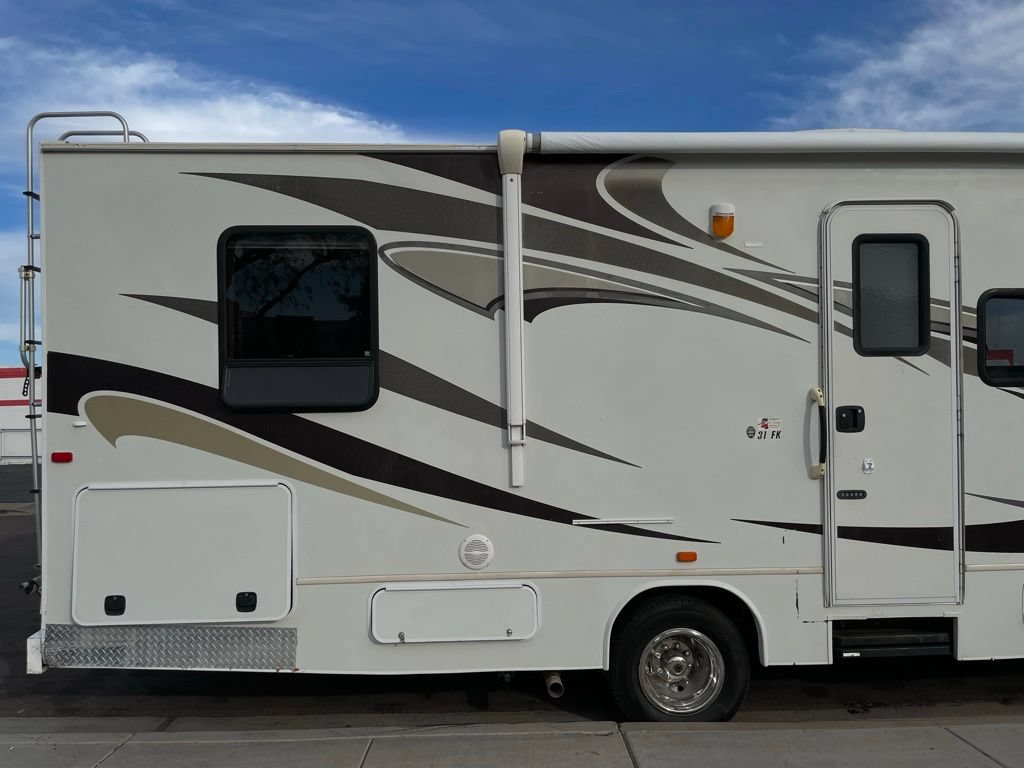 Used 2013 Ford E-450 and Econoline 450 Super Duty w/ Motorhome Prep Pkg RWD image 10