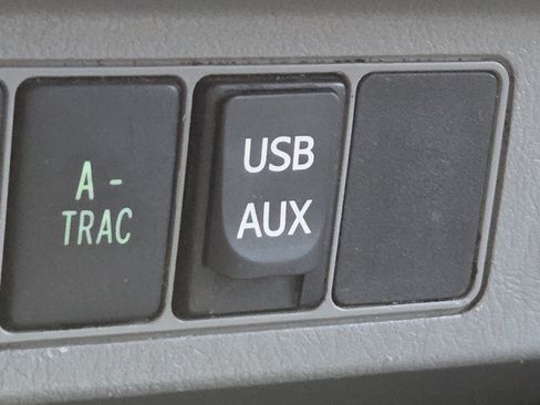 Used 2012 Toyota Tacoma 4x4 Double Cab w/ TRD Off-Road Pkg image 4