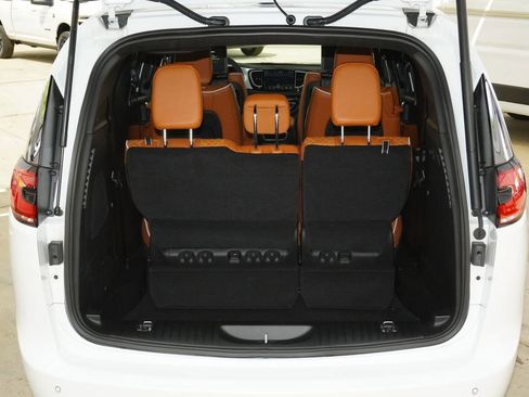 Used 2024 Chrysler Pacifica Pinnacle w/ Trailer Tow Group image 32