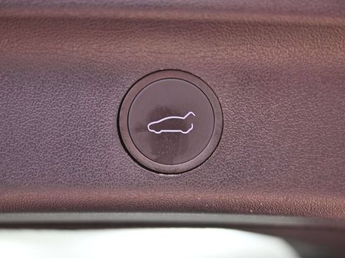Used 2022 Tesla Model Y Long Range AWD/4WD image 17